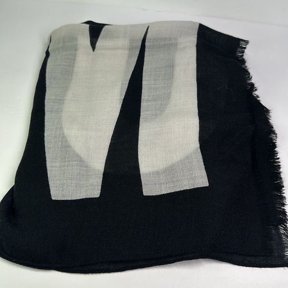 💯- New Authentic MOSCHINO
SCARF WITH LOGO - Picture 15 of 17